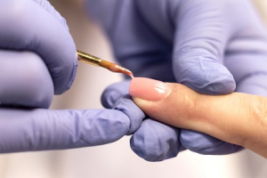 عکس با کیفیت کاشت ناخن سالن زیبایی